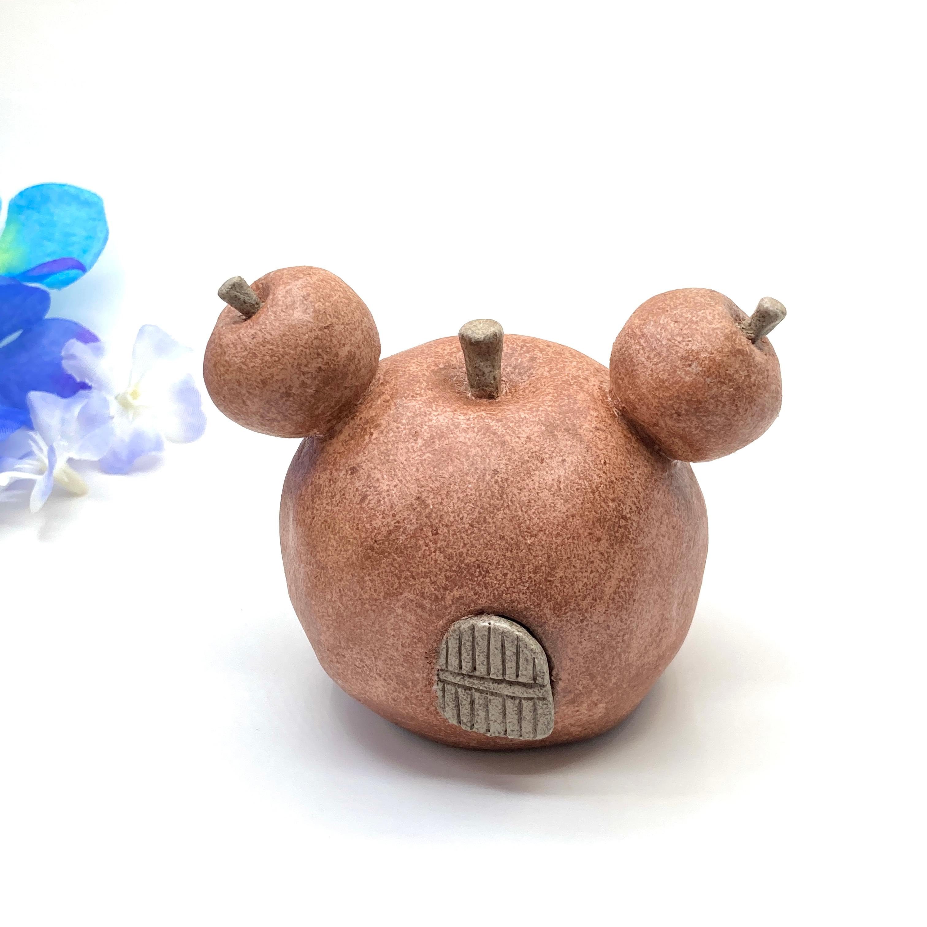 りんごの置物「お団子頭のリンゴ邸」珍しい個性的なデザインのオブジェ　インテリア　家　陶器　オリジナル　置き物　雑貨1枚目の画像