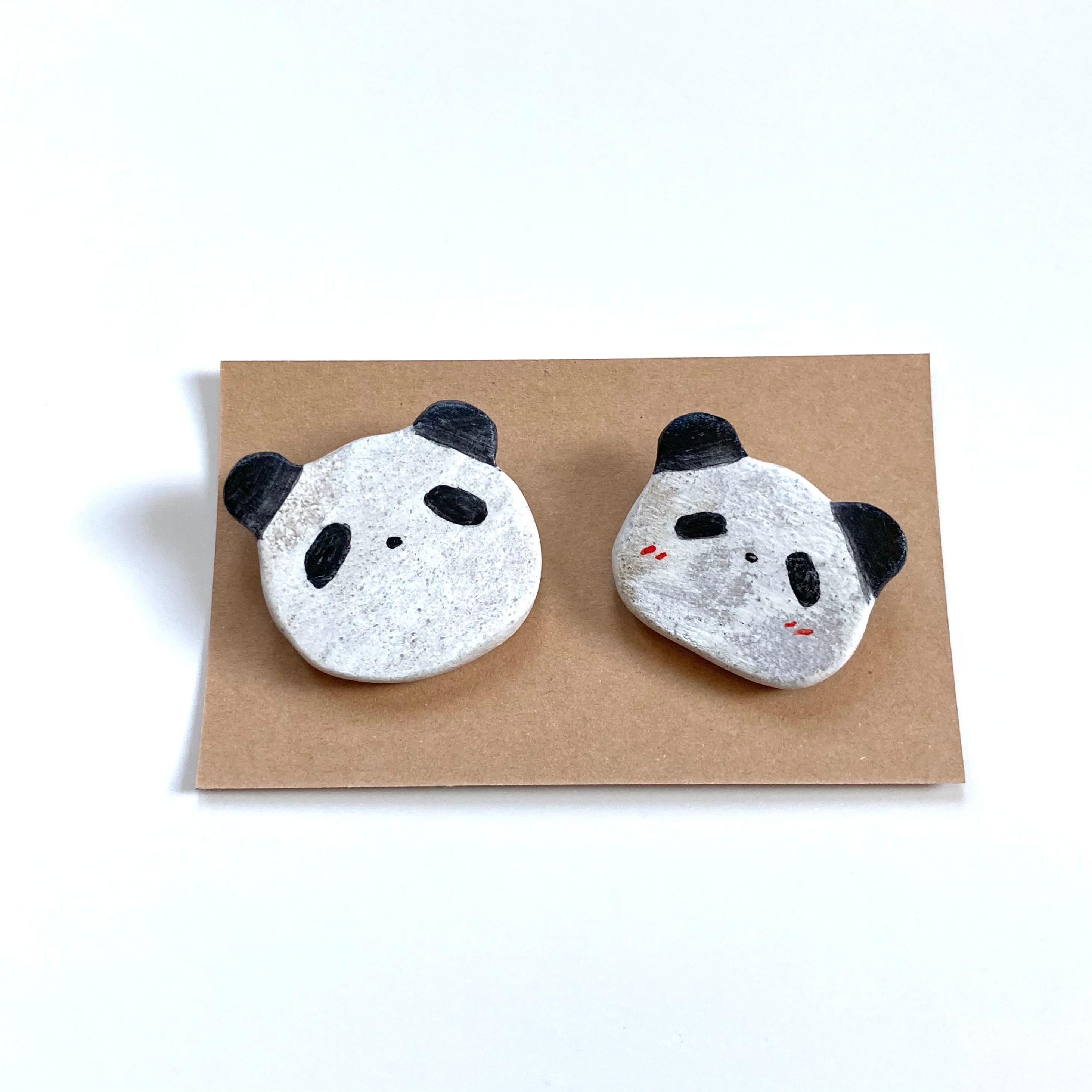 かわいいパンダのブローチ　カジュアルファッションのワンポイントに！陶器で可愛い1枚目の画像